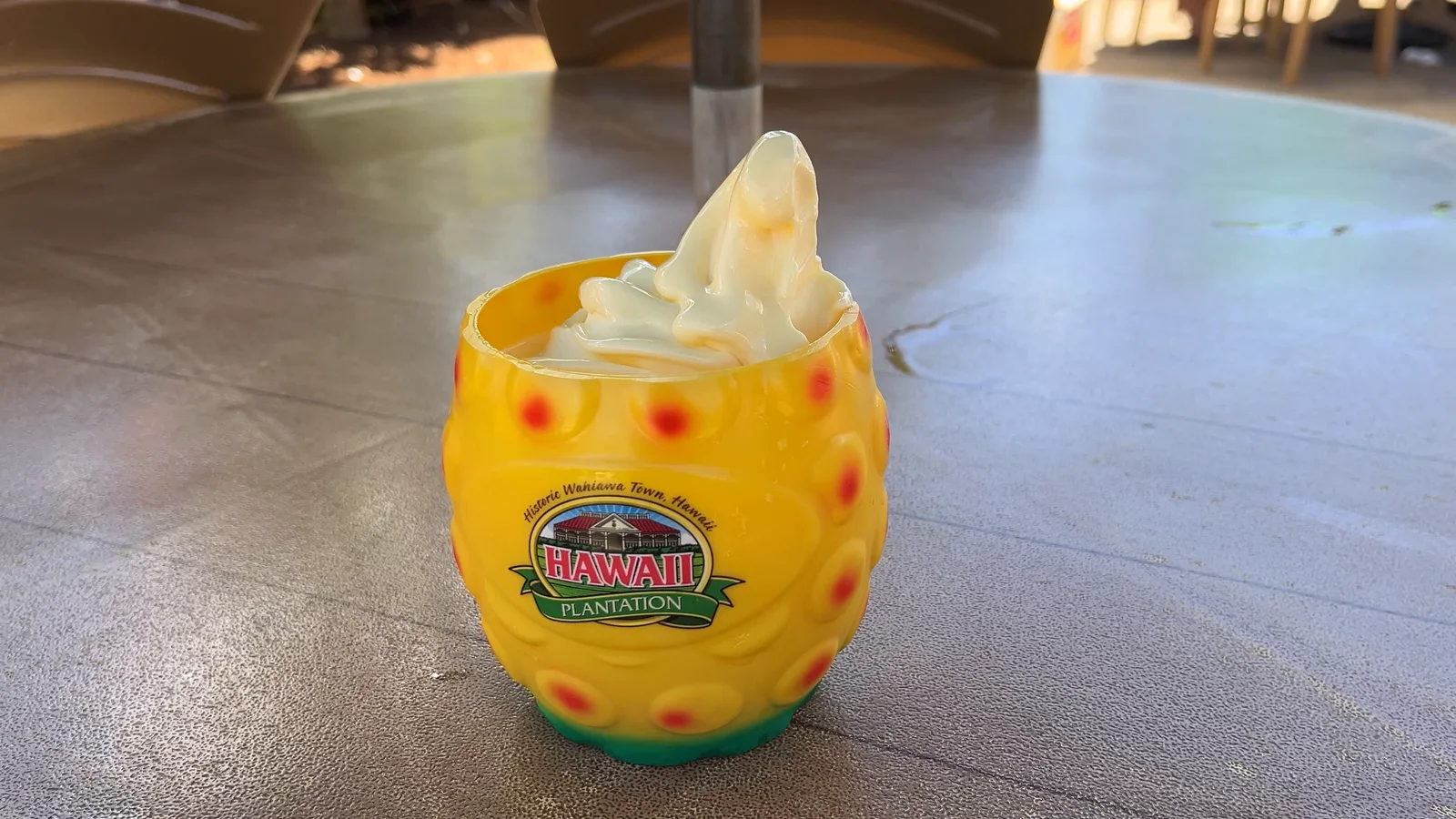 パイナップルの器に入ったドールホイップ