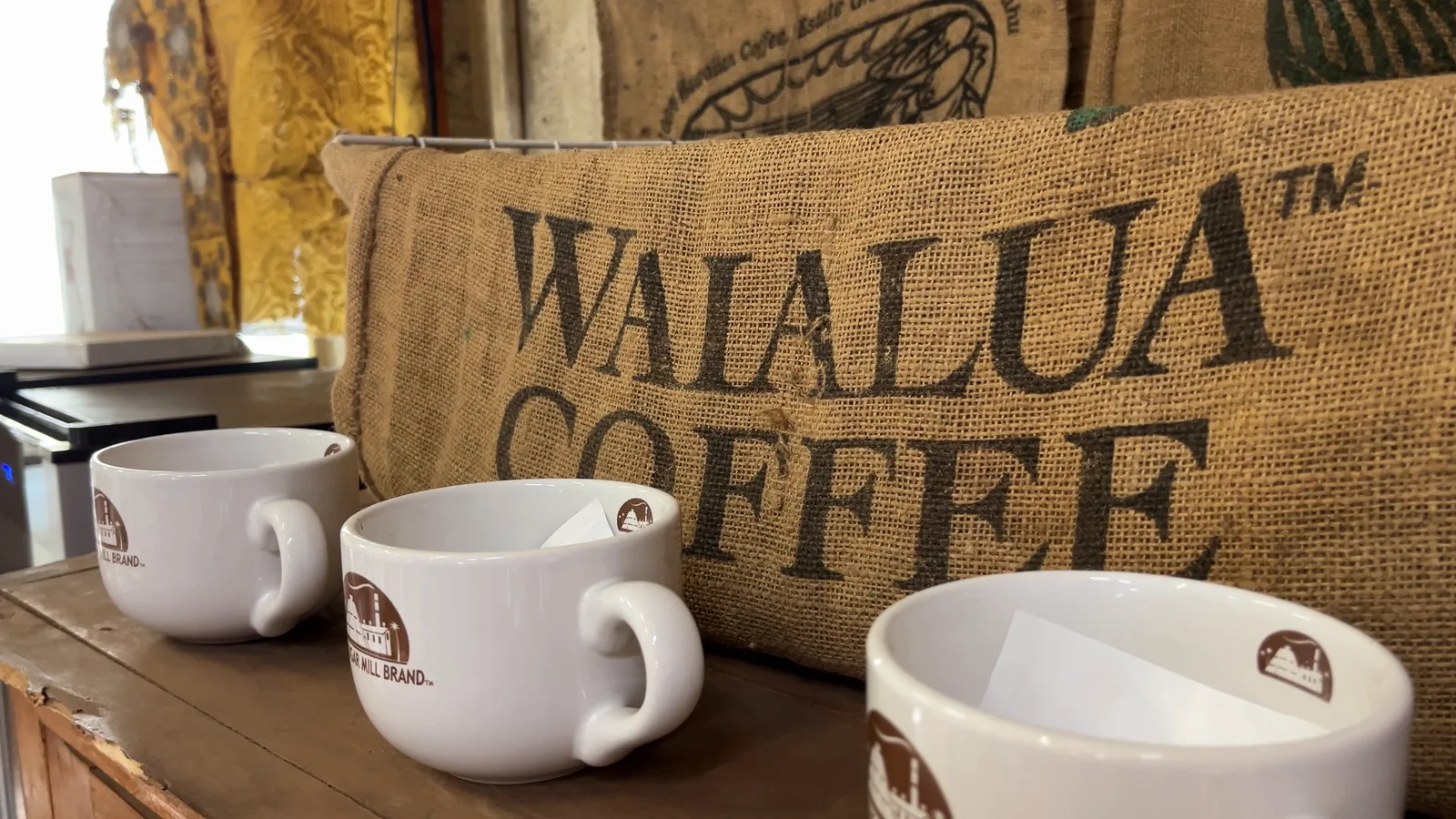 ワイアルア・コーヒーのカップと麻袋